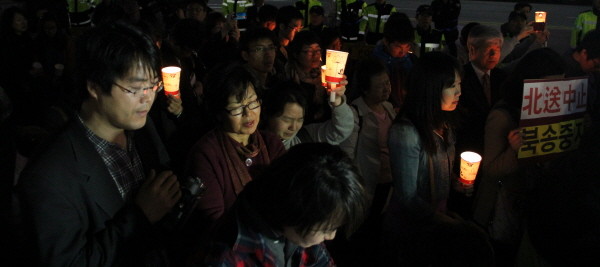 ▲ 북한전통음식문화연구원 이애란 원장이 보니엠에 북한의 실상이 담긴 CD와 통일약과를 선물하고 있다. ⓒ 뉴데일리