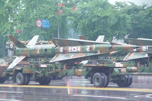 ▲ 국군의 날 퍼레이드 당시 나타난 육군의 지대지 미사일. 이번에 국방부가 공개한 영상 속 탄도탄은 이 미사일과 실루엣이 달랐다.
