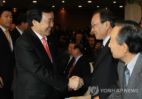 ▲ 민주당 손학규 대표가 5일 오후 서울 세종문화회관 세종홀에서 열린 정세균 의원 출판기념회에서 혁신과 통합의 이해찬 전 총리를 만나 악수하고 있다. 오른쪽은 권노갑 전 민주당 고문. ⓒ 연합뉴스