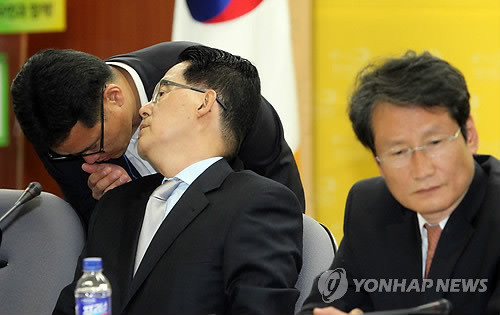 ▲ 박지원 민주통합당 최고위원(가운데)이 18일 오전 서울 영등포구 민주통합당 당사에서 열린 최고위원회 회의에서 보좌관과 귓속말하고 있다.ⓒ연합뉴스