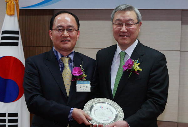 ▲ ⓒ왼쪽부터 KT 개인프로덕트&마케팅본부 강국현 본부장과 외교통상부 김성환 장관.