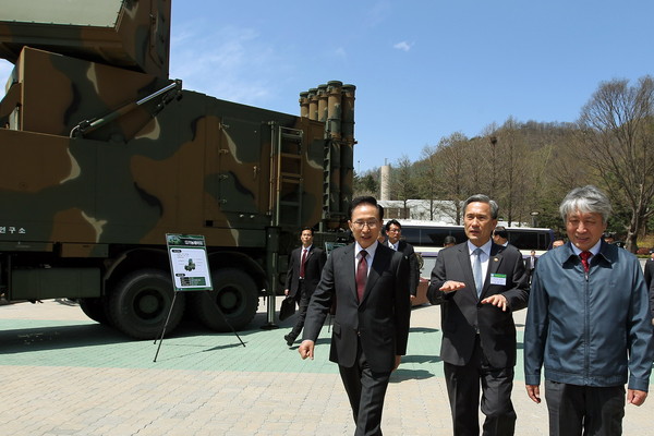 ▲ 이명박 대통령이 19일 국방과학연구소를 방문해 김관진 국방부장관 무기개발과정을 둘러보고 있다. ⓒ 청와대 제공