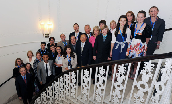 ▲ ⓒ앞줄 가운데 북미총괄 김양규 부사장, 앞줄 가장 왼쪽이 삼성전자 북미총괄 데이빗 스틸 전무, 바로 오른쪽 옆이 그래미상 수상 가수인 존 레전드.