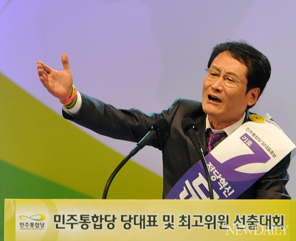 ▲ 한명숙 대표의 사퇴 이후 민주통합당 대표권한대행을 맡은 문성근 최고위원이 막말이 논란의 도마 위에 올랐다. 사진은 지난 1.15 전당대회 당시 출마 소감을 밝히는 문 최고위원 ⓒ 뉴데일리 양호상 기자