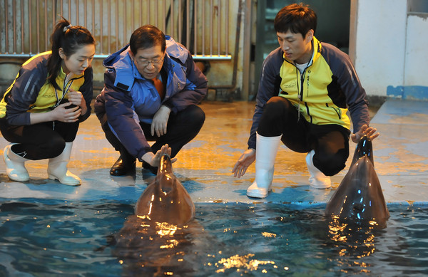 ▲ 지난달 12일 서울대공원을 찾은 박원순 시장과 돌고래 조련사들.ⓒ