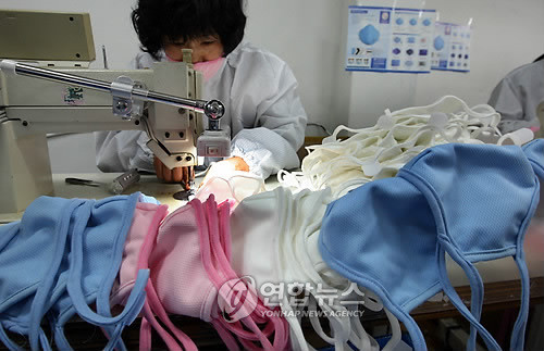 ▲ 서울도시철도공사는 올해 서울지역 첫 황사특보가 발령되는 날, 지하철 5~8호선 전 역에서 이용 승객들에게 5만개의 황사마스크를 무료로 나눠 줄 예정이다.ⓒ 사진 연합뉴스(자료화면)