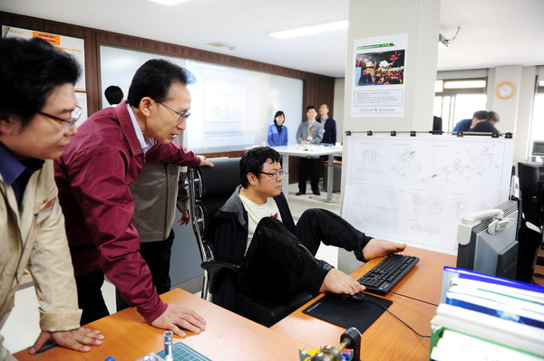 ▲ 이명박 대통령이 20일 32회 장애인의날을 맞아 경기 고양 한국장애인고용공단 산하 일산직업능력개발원을 방문해 컴퓨터 작업을 하고 있는 원생을 지켜보고 있다. ⓒ 청와대 제공