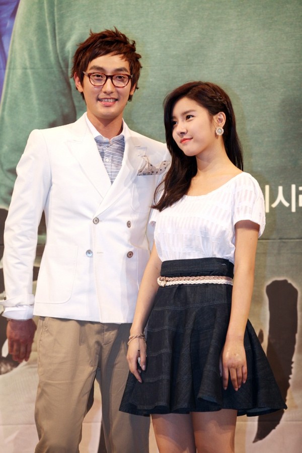 ▲ 왼쪽부터 강타, 김소은.