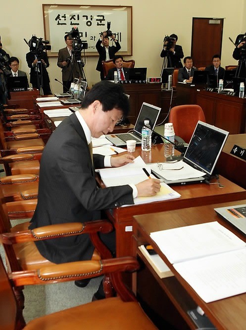 ▲ 20일 오전 서울 여의도 국회 국방위원회 회의실에서 소속 위원들이 대거 불참한 가운데 군공항이전법안 관련 공청회가 열리고 있다. ⓒ연합뉴스