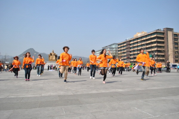 ▲ 북한인권학생연대, 탈북청년연합, 미래를여는청년포럼 등 대학생 단체들은 지난 15일 서울 광화문 광장에서 '김정은 세습독재'를 비난하는 플래시몹을 벌였다. ⓒ 미래는여는청년포럼