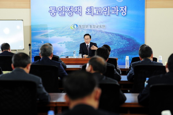 ▲ 이명박 대통령이 20일 통일부 통일교육원이 개설한 '통일정책 최고위 과정' 특강을 통해 남북 통일의 필요성을 역설하고 있다. ⓒ 청와대