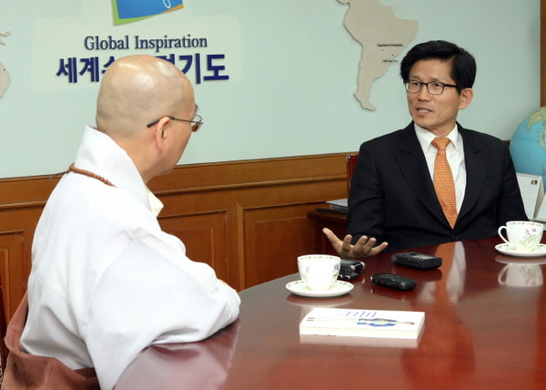 ▲ 지난 13일 김문수 도지사와 희망의 경기포럼에 강연을 맡은 법륜 스님이 환담을 나누고 있다. ⓒ 뉴데일리