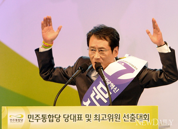 ▲ 한명숙 대표의 사퇴 이후 민주통합당 대표권한대행을 맡은 문성근 최고위원이 막말이 논란의 도마 위에 올랐다. 사진은 지난 1.15 전당대회 당시 출마 소감을 밝히는 문 최고위원 ⓒ 뉴데일리