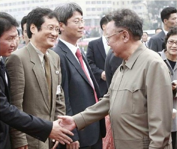 ▲ 과거 북한을 찾은 문 대행이 김정일과 인사를 하며 환하게 웃는 모습