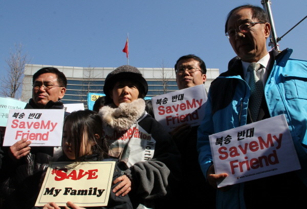 ▲ 지난달 2월 27일 서울 중국대사관 앞에서 열린 '탈북자 강제북송 저지' 집회에 참석한 자유선진당 박선영 의원과 새누리당 황우여 의원. ⓒ 뉴데일리