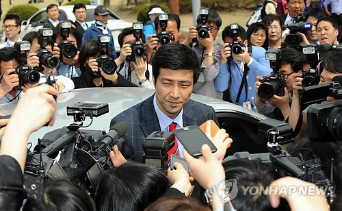 ▲ 논문 표절 의혹을 받고 있는 문대성 새누리당 부산 사하갑 당선자가 18일 오후 서울 여의도 국회에서 예정된 기자회견을 돌연 취소하고 돌아가고 있다. ⓒ 연합뉴스