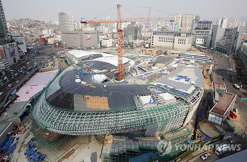 ▲ 외장 공사가 한창인 동대문디자인플라자.ⓒ 사진 연합뉴스