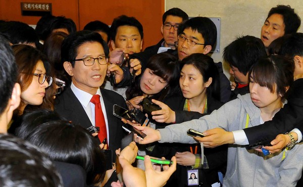 ▲ 김문수 경기도지사가 22일 대선출마 기자회견 이후 기자들과 인터뷰를 하고 있다. ⓒ 뉴데일리