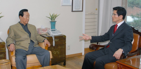 ▲ 김문수 지사는 이날 기자회견 직후 김영삼 전 대통령을 예방하고 대권전략을 논의하기도 했다. ⓒ 뉴데일리