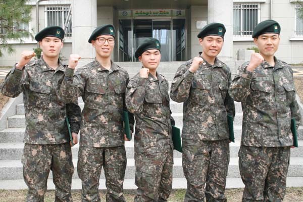 ▲ 김기덕, 김한길, 박상권, 서보훈, 서준모 전문하사.