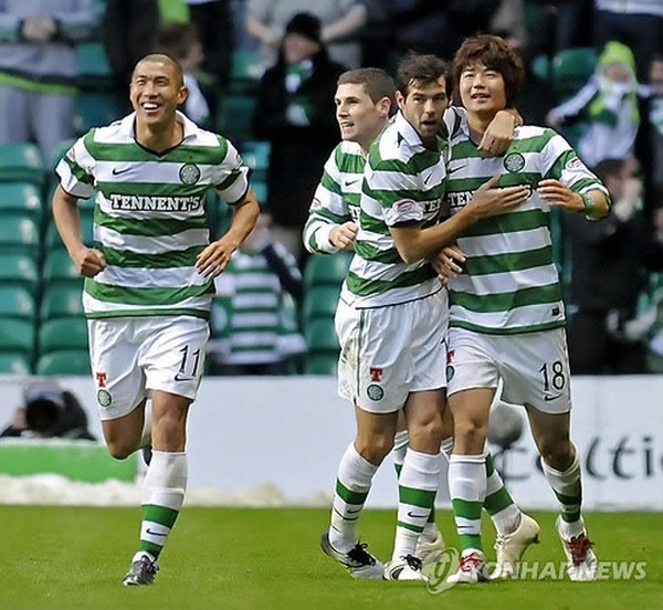 ▲ 가장 왼쪽 차두리, 오른쪽 기성용(배번 18번)