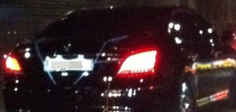 ▲ 강아지를 자동차 트렁크에 매달고 주행하는 사진 한장이 네티즌들의 공분을 사고 있다. ⓒ 보배드림