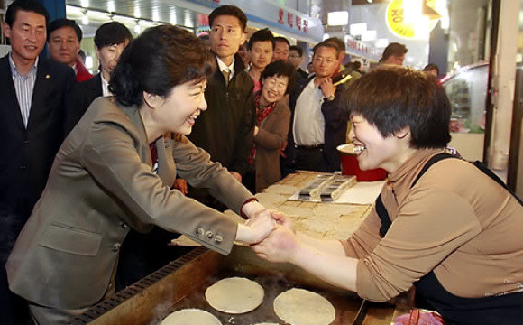 ▲ 박근혜 새누리당 비상대책위원장이 23일 오후 강원도 원주 자유·중앙 시장을 방문해 상인들과 악수하고 있다. ⓒ 연합뉴스