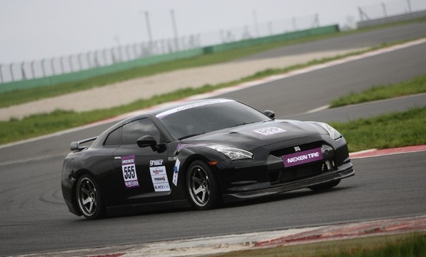 ▲ ⓒ경기에 참가한 닛산GTR.