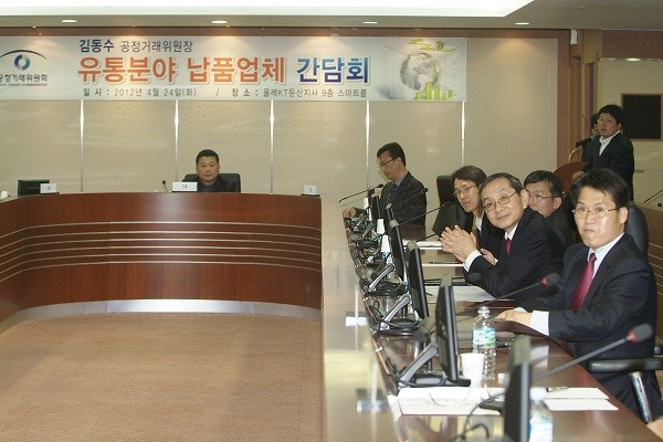 ▲ 김동수 공정위원장 (앞에서 두번째) 대전지역 유통분야 납품업체 간담회ⓒ