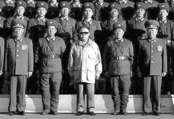 ▲ 북한이 11월 5일 공개한 사진. 조선인민군 제534부대 직속 구분대에서 김정일이 군인들과 함께 서 있다. 영국의 와 BBC가 조작 의혹을 제기했다.