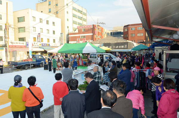 ▲ 지난 10월 경기도 안양시 석수시장에서 '석수 신바람 잔치'가 열렸다. ⓒ양호상 기자