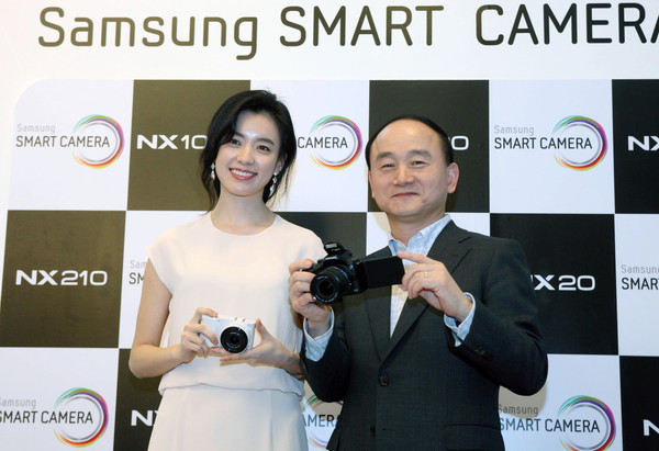 ▲ ⓒ왼쪽부터 모델 한효주, 한명섭 전무.