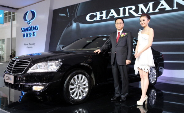 ▲ 이유일 쌍용자동차 대표이사(왼쪽)과 모델이 신차 옆에서 사진촬영을 하고 있다.  ⓒ 쌍용자동차