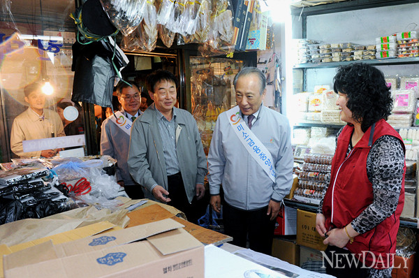▲ 김승유 이사장(가운데)이 서울은평 연서시장 상인을 만나 이야기를 듣고 있다 ⓒ뉴데일리