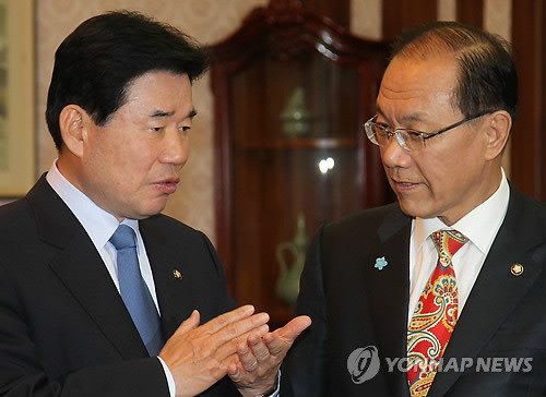 ▲ 새누리당 황우여 원내대표(우)와 민통당 김진표 원내대표가 대화를 나누는 모습 ⓒ연합뉴스