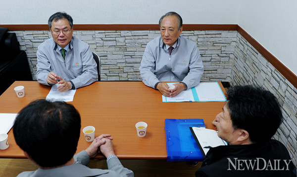 ▲ 조인희 사무처장(왼쪽), 김승유 이사장(오른쪽)이 상인회를 만나 애로사항을 청취하고 있다. ⓒ뉴데일리