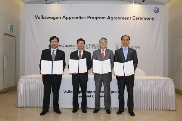 ▲ 두원공대 김병진 총장, 인하공전 정동석 총장, 한국폴리텍Ⅰ대학 정봉협 학장, 박동훈 폭스바겐 코리아 사장이 협약을 맺은 뒤 포즈를 취하고 있다.