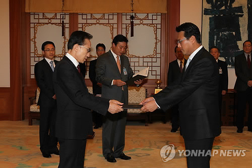 ▲ 이명박 대통령이 25일 청와대에서 김태효 대외전략기획관에게 임명장을 수여하고 있다.ⓒ연합뉴스