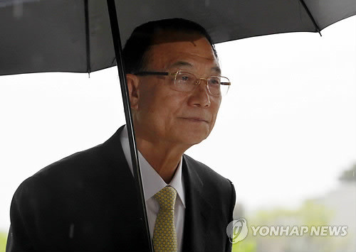 ▲ 최시중(75) 전 방송통신위원회 위원장이 서울 서초구 양재동의 복합유통단지 인허가 문제와 관련, 시행사인 파이시티측으로부터 거액의 금품을 수수한 혐의로 조사를 받기 위해 25일 오전 서울 서초동 대검찰청사에 출석하고 있다. ⓒ 연합뉴스