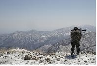 ▲ 을지부대 향로봉 중대의 훈련 장면. 저 곳은 5월에도 눈이 내린다.