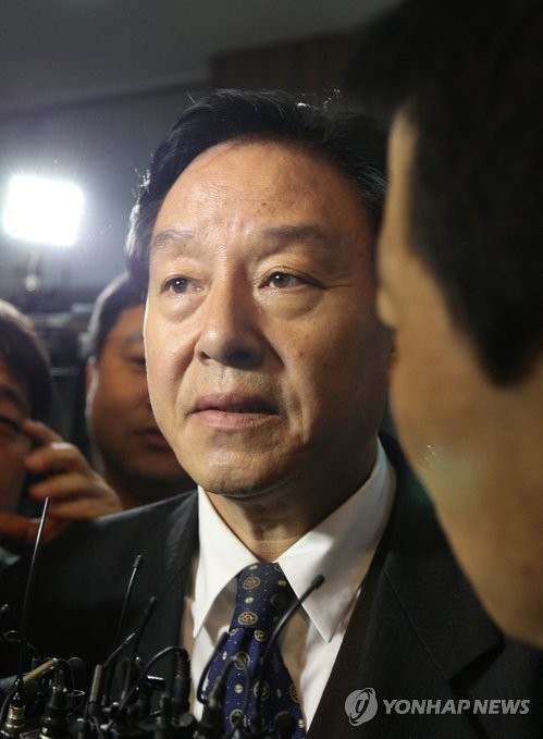 ▲ 제수 성추행 의혹으로 새누리당에서 탈당한 김형태 경북 포항 남ㆍ울릉 당선자가 19일 오후 6시35분께 경북 포항남부경찰서에 출석하고 있다. ⓒ연합뉴스