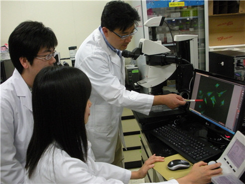 ▲ 차형준 교수(오른쪽)가 공동저자인 김범진 박사과정학생(왼쪽)에게 홍합접착단백질을 이용한 세포기능 향상 효과를 설명하고 있다.ⓒ