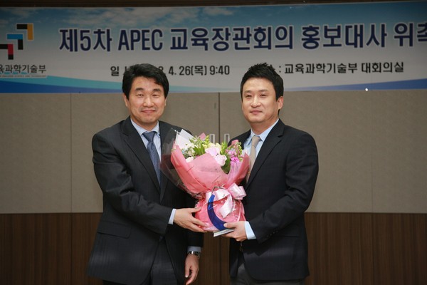 ▲ 26일 교과부 대회의실에서 열린 홍보대사 위촉식에서 이주호 장관과 서경석씨가 기념촬영을 하고 있다.ⓒ