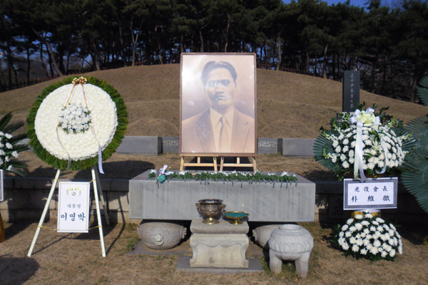 ▲ 매헌 윤봉길 의사의 묘소. 왼쪽에 이명박 대통령이 보낸 조화가 있다. 진짜 '친일파 척결자'는 일제의 수뇌부를 노렸지 우리 백성을 괴롭히지는 않았다.