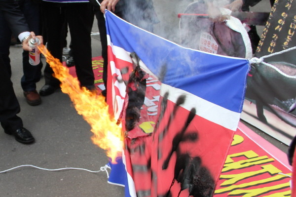 ▲ 라이트코리아 봉태홍 대표가 북한 인공기를 불태우고 있다. ⓒ 뉴데일리