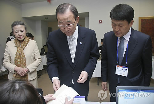 ▲ 반기문 유엔 사무총장이 4.11 총선 재외국민 투표를 통해 소중한 한 표를 행사하고 있다. ⓒ연합뉴스