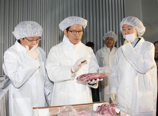 ▲ 김문수 경기도지사가 27일 용인시 농서동에 위치한 수입쇠고기 검역소인 강동 제2냉장을 방문했다. ⓒ 뉴데일리