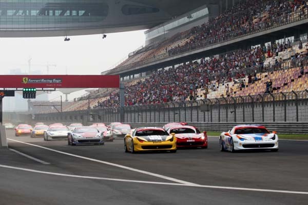 ▲ 페라리 챌린지 레이스의 모습. 이 레이스는 오너들과 전문 드라이버가 함께 즐기는 국제대회다.