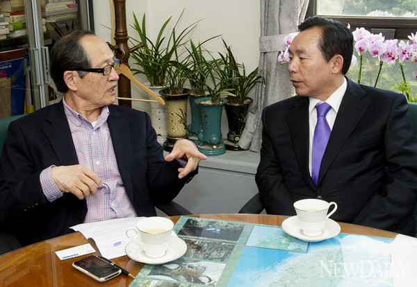 ▲ 뉴데일리 인보길 대표(좌)와 선진당 이인제 비상대책위원장 ⓒ뉴데일리