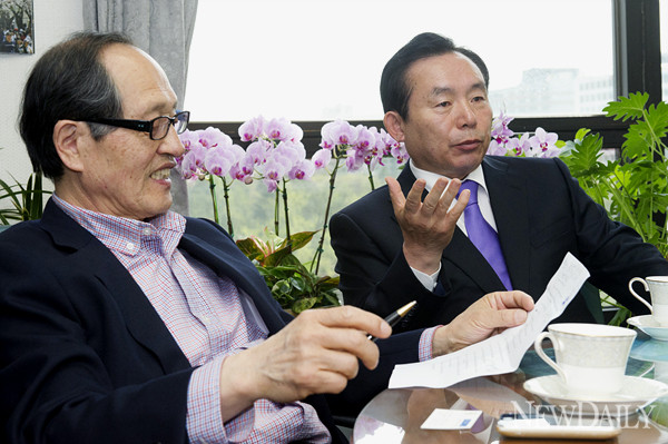 ▲ 자유선진당 이인제 비상대책위원장이 지역패권주의에 대해 설명하고 있다. ⓒ뉴데일리